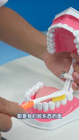 小朋友應(yīng)該怎么刷牙？